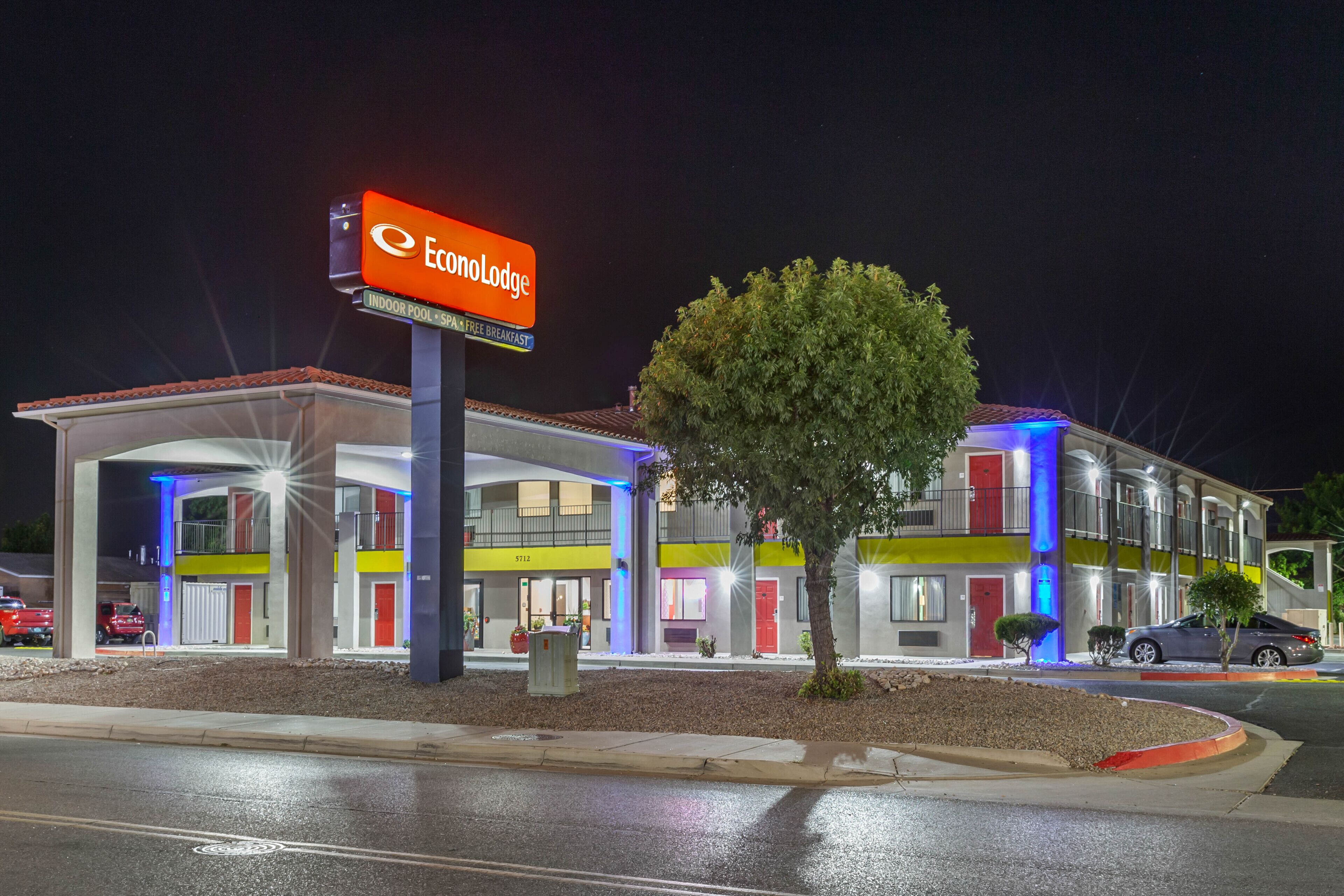 Econo Lodge West - Coors Blvd