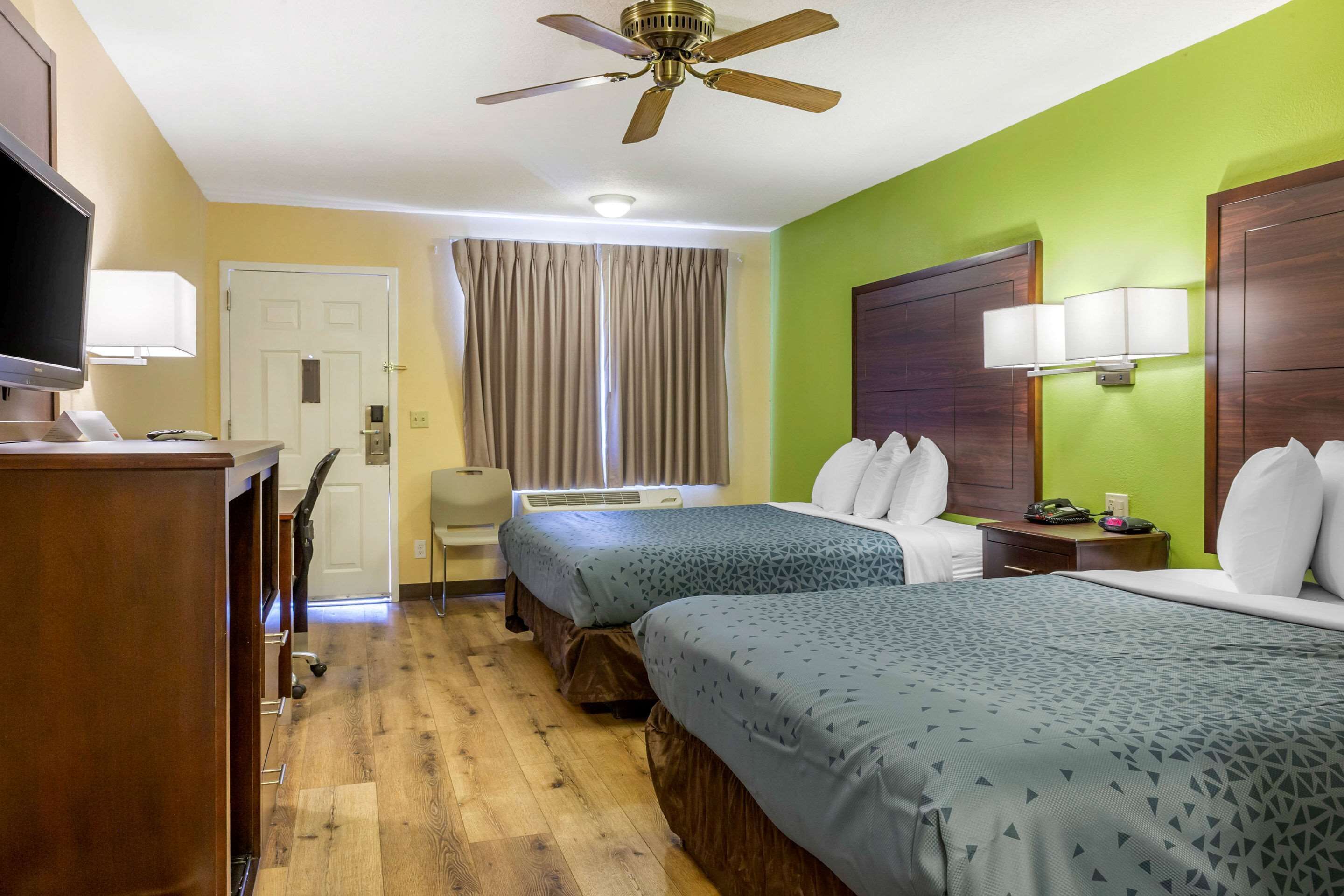 Econo Lodge West - Coors Blvd