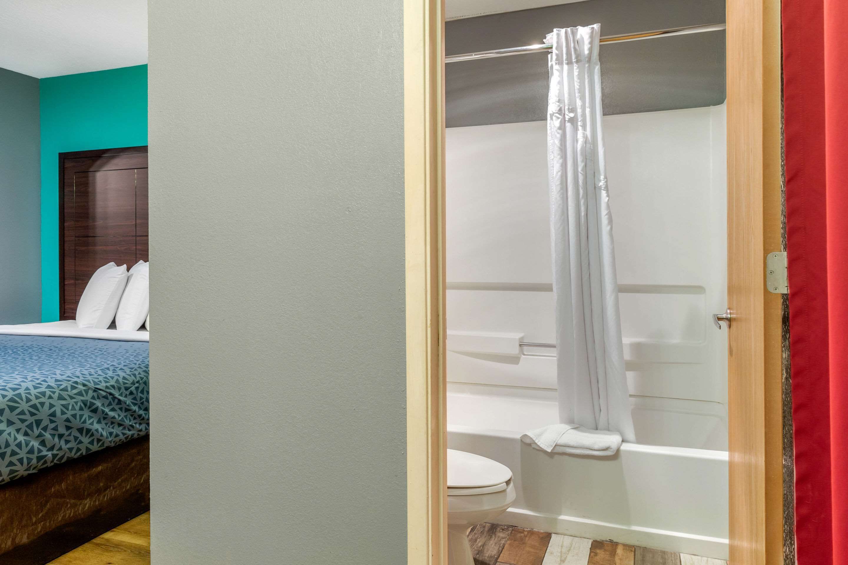 Econo Lodge West - Coors Blvd