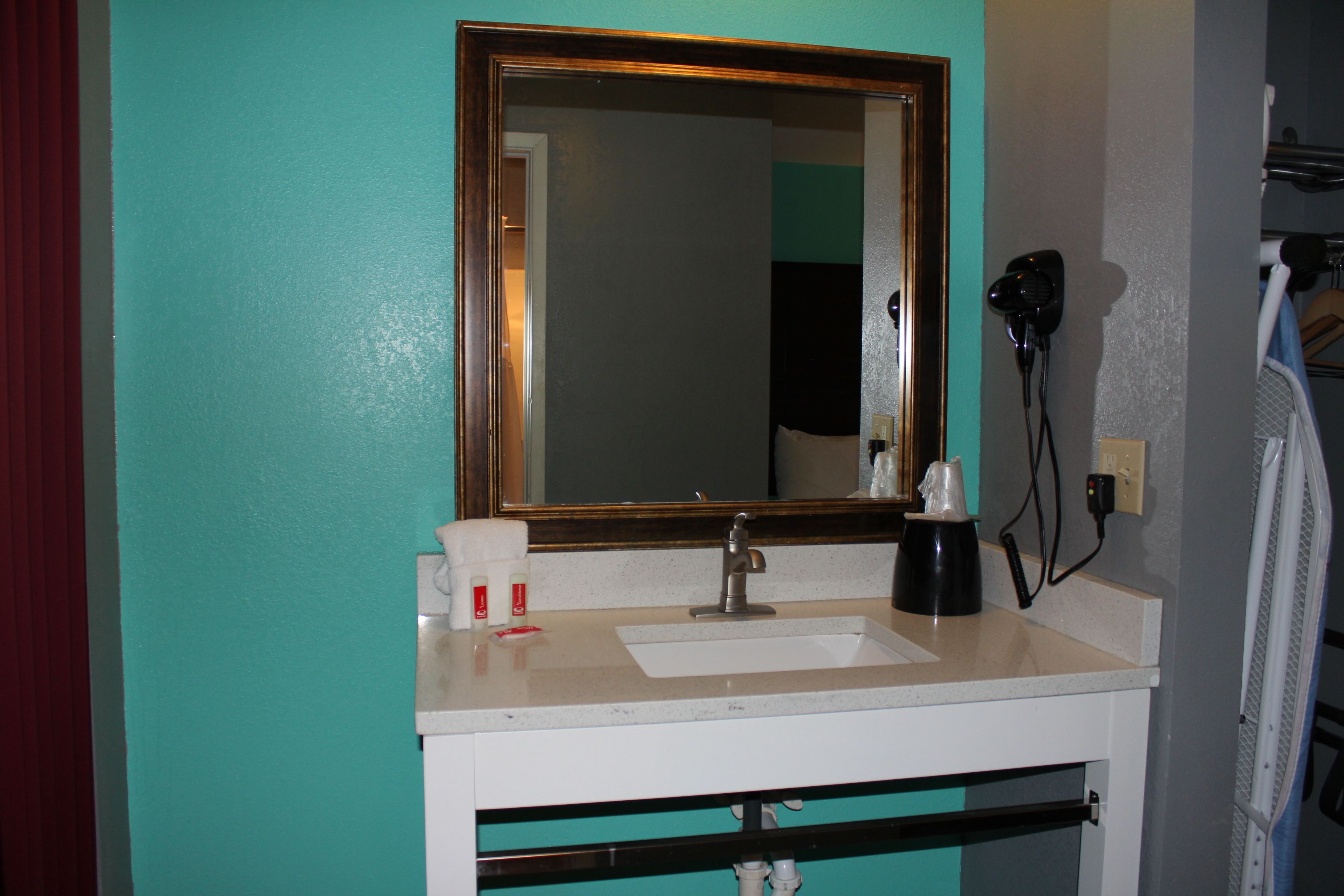 Econo Lodge West - Coors Blvd