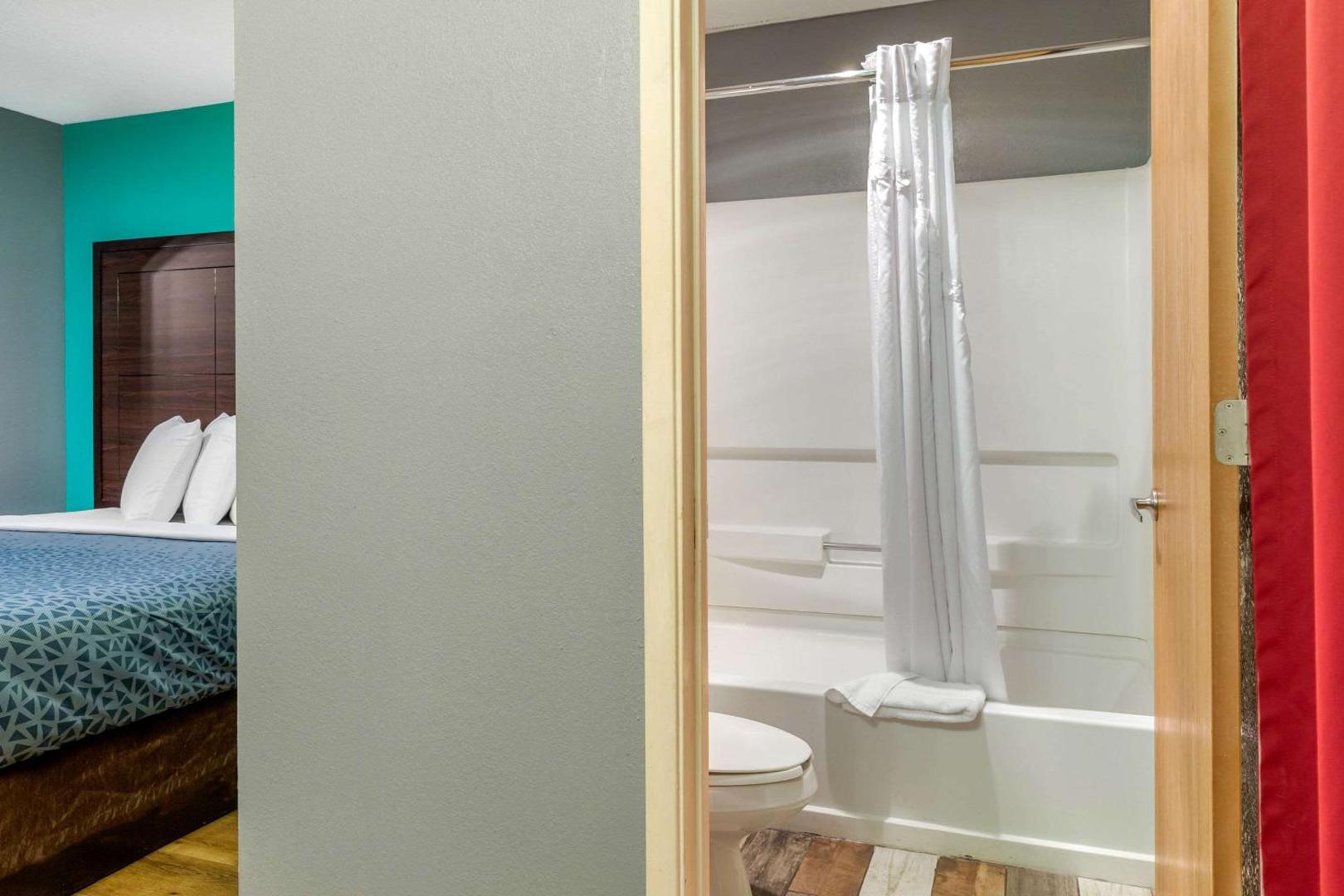 Econo Lodge West - Coors Blvd