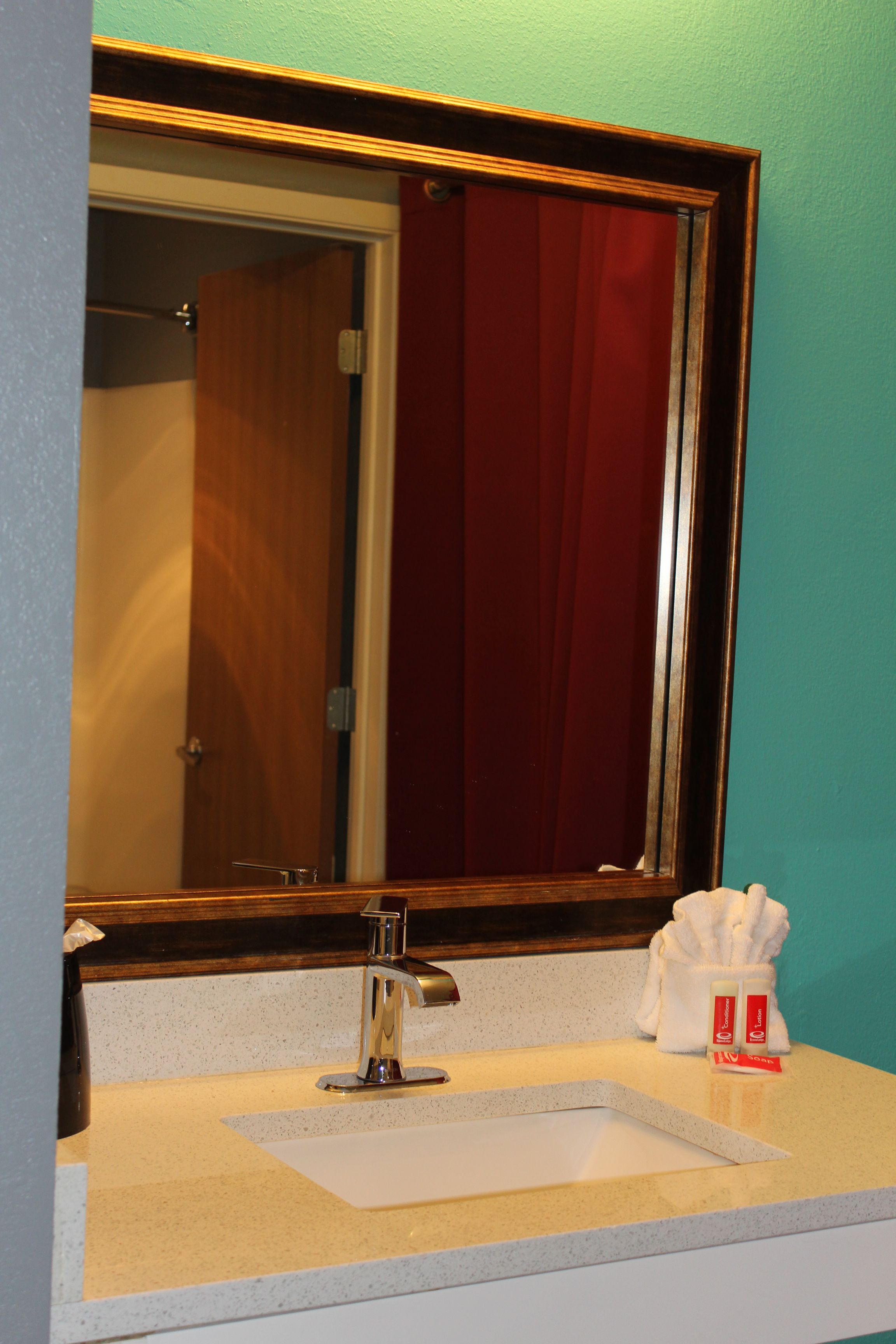 Econo Lodge West - Coors Blvd