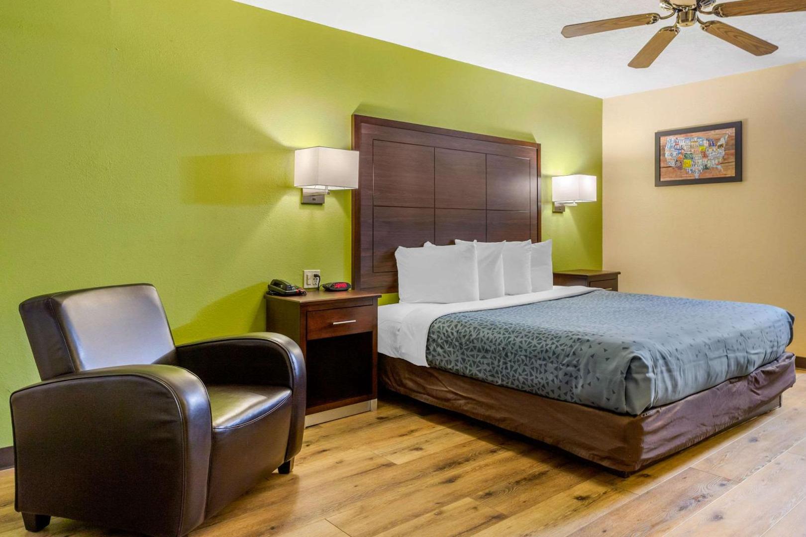 Econo Lodge West - Coors Blvd