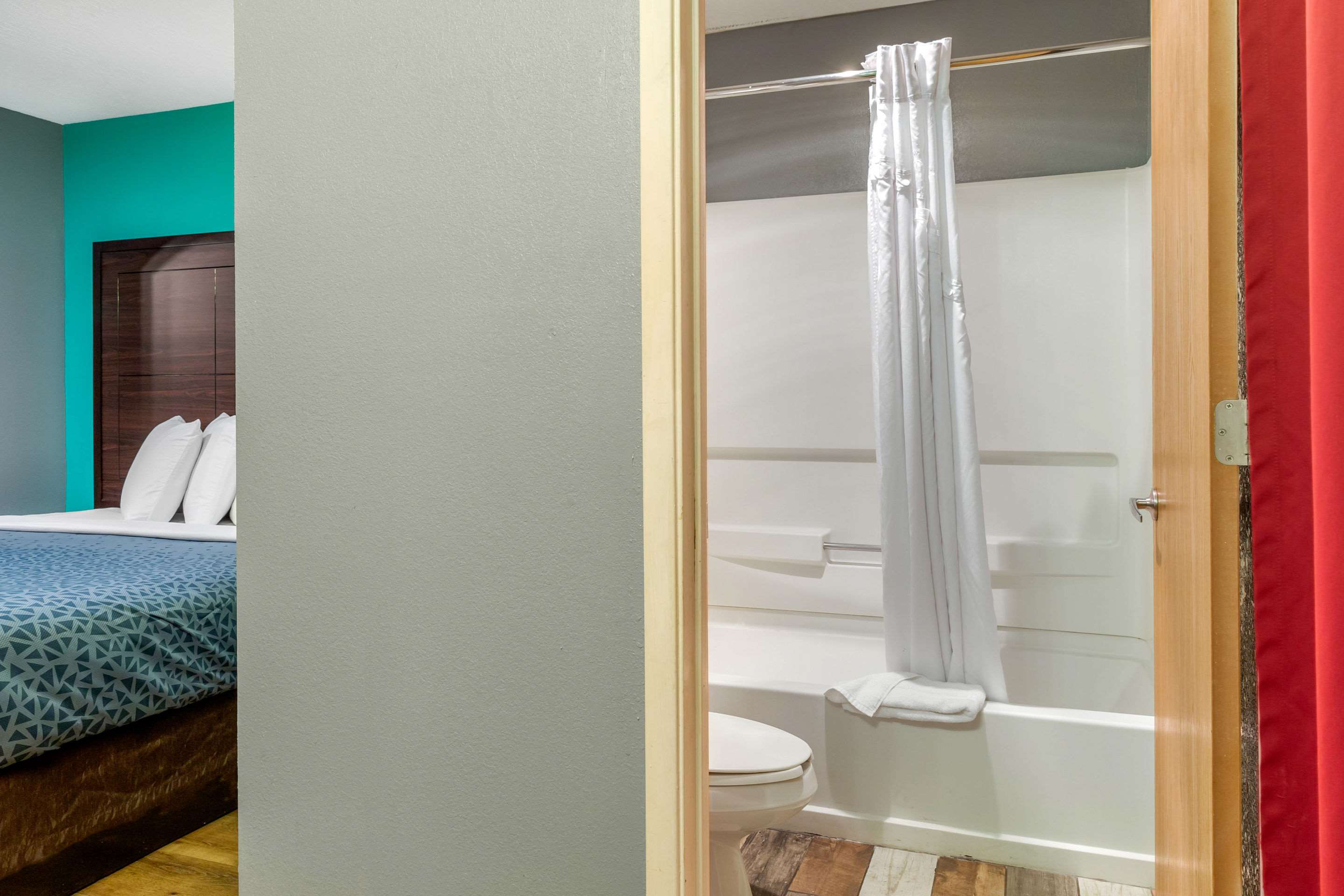 Econo Lodge West - Coors Blvd