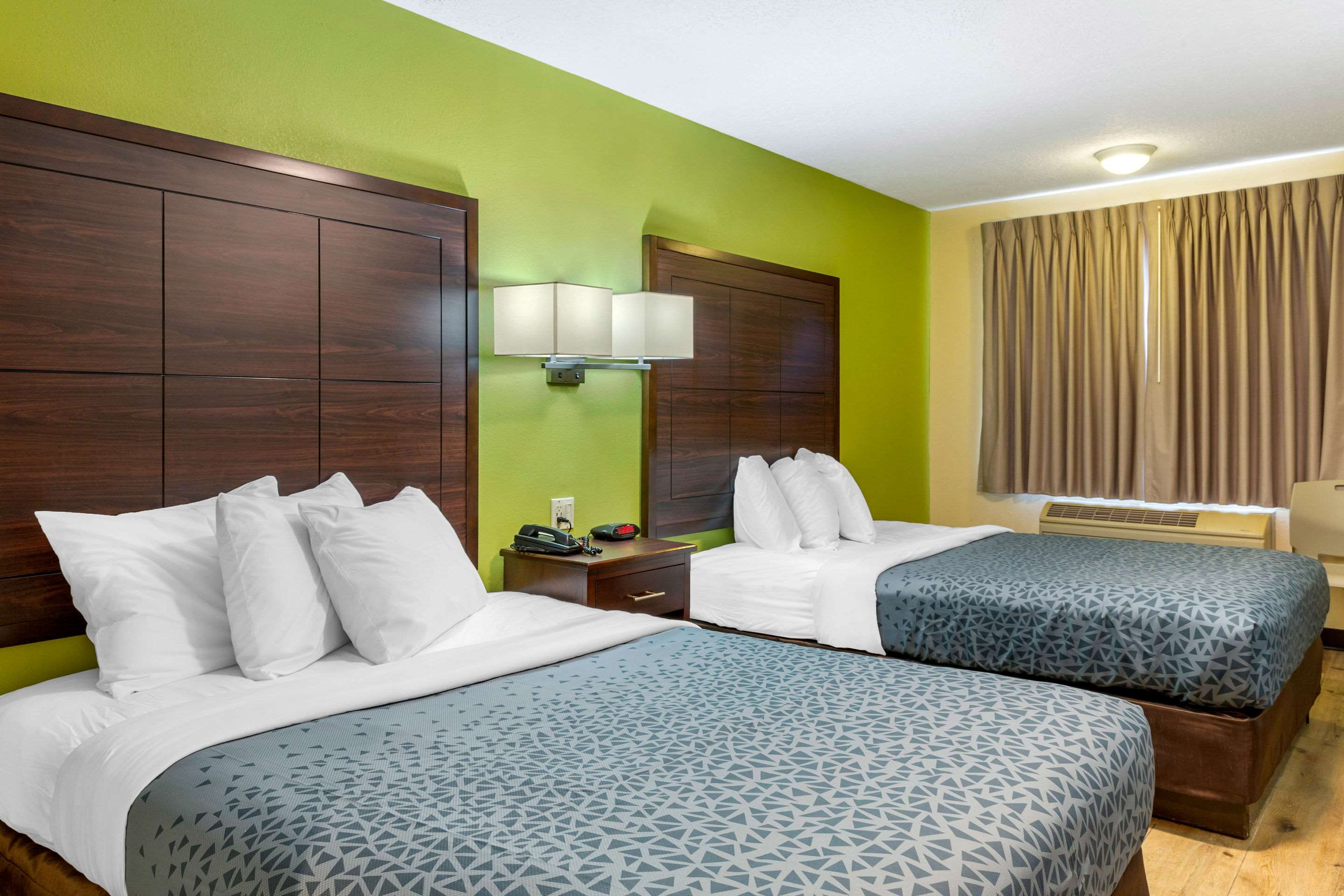 Econo Lodge West - Coors Blvd