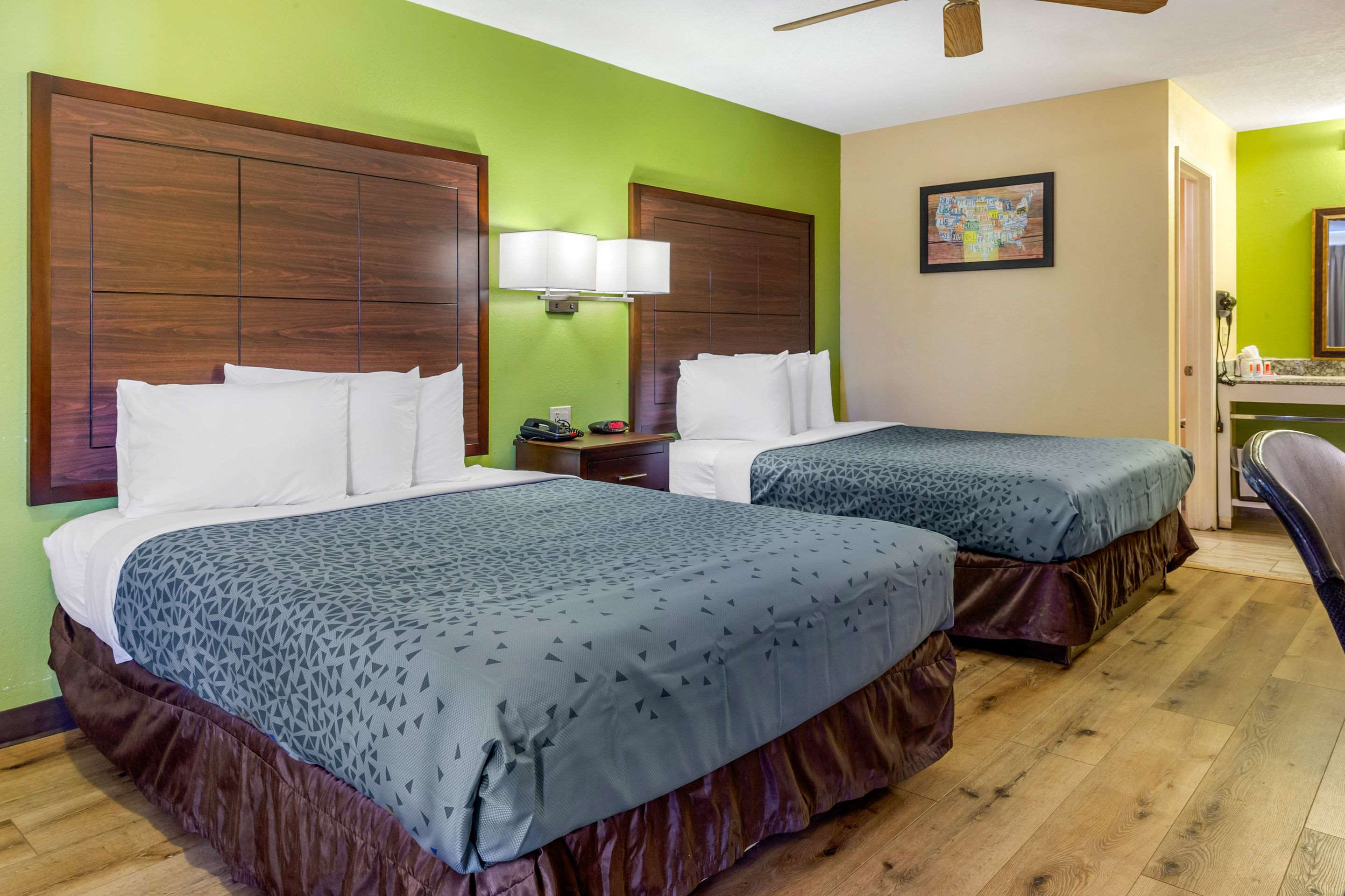 Econo Lodge West - Coors Blvd