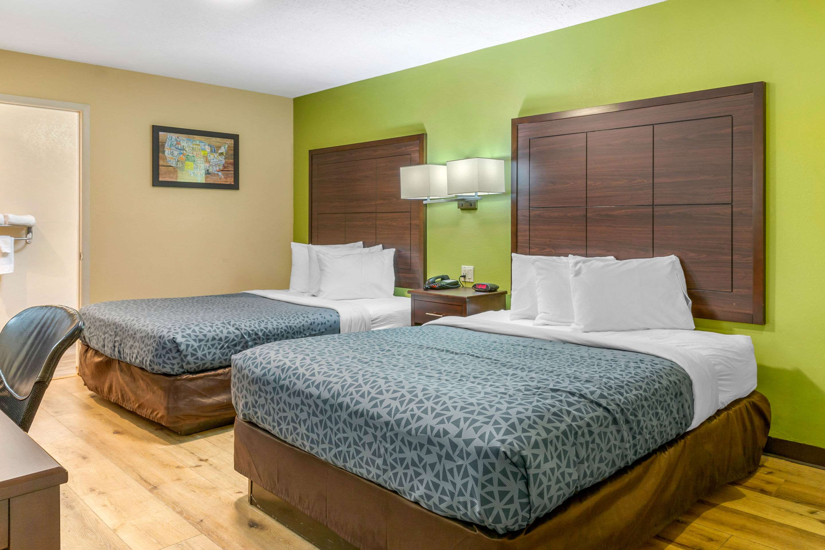 Econo Lodge West - Coors Blvd