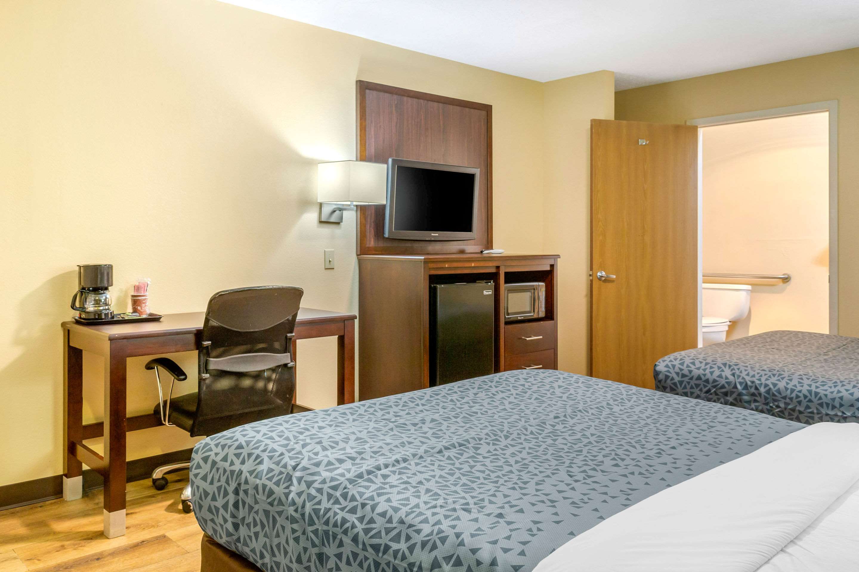 Econo Lodge West - Coors Blvd