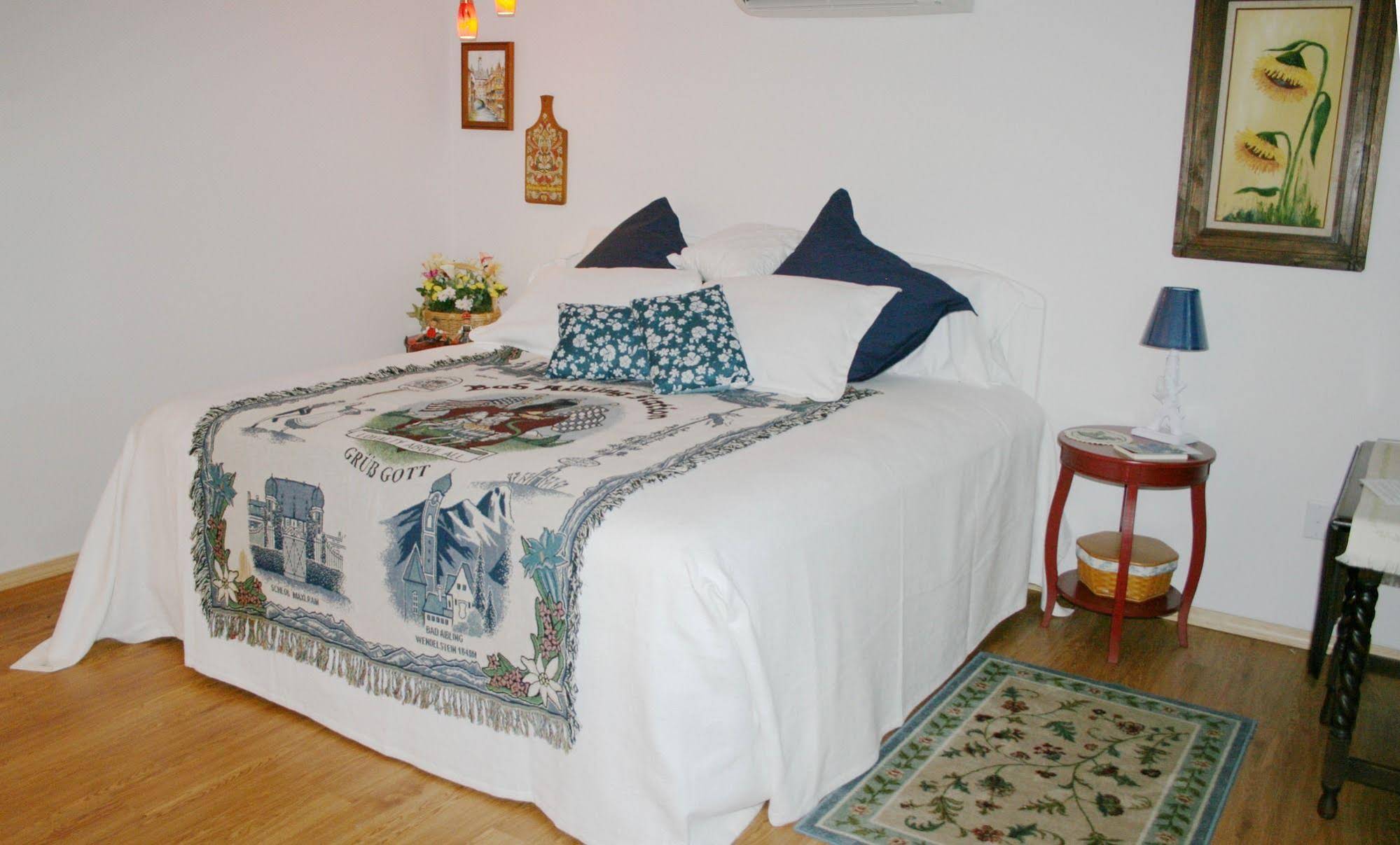 Red Horse Vineyard Bed & Breakfast