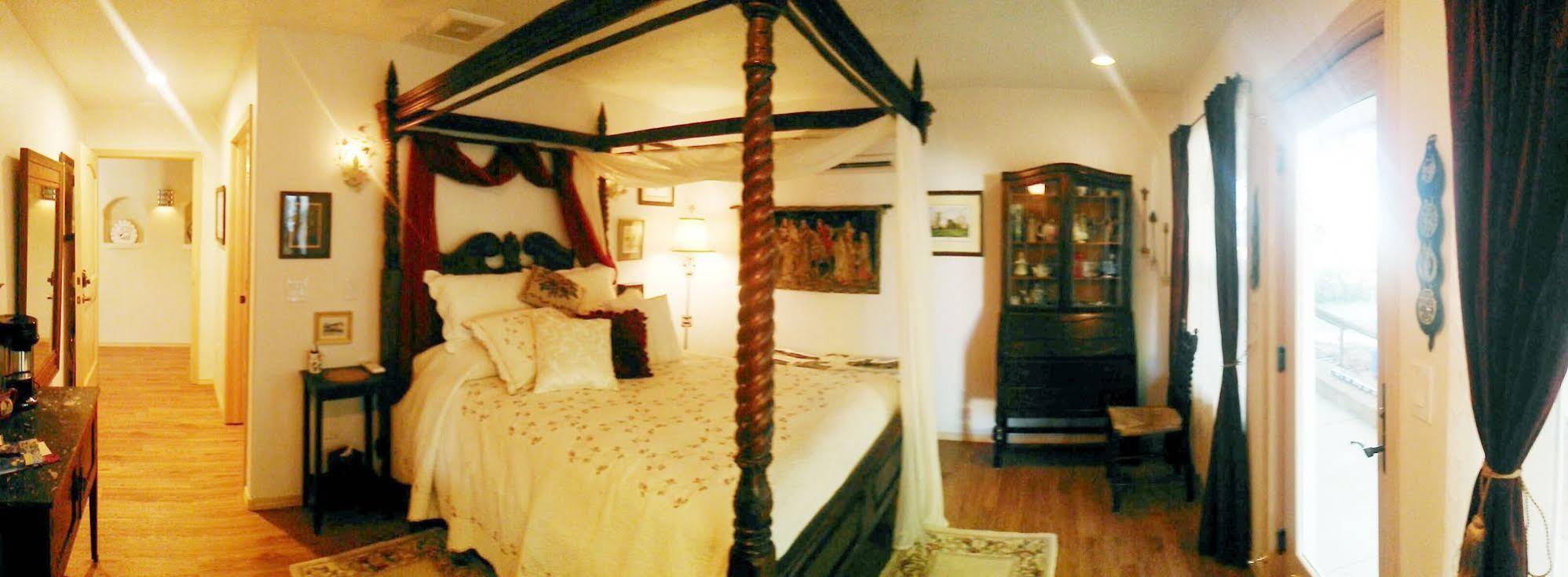 Red Horse Vineyard Bed & Breakfast