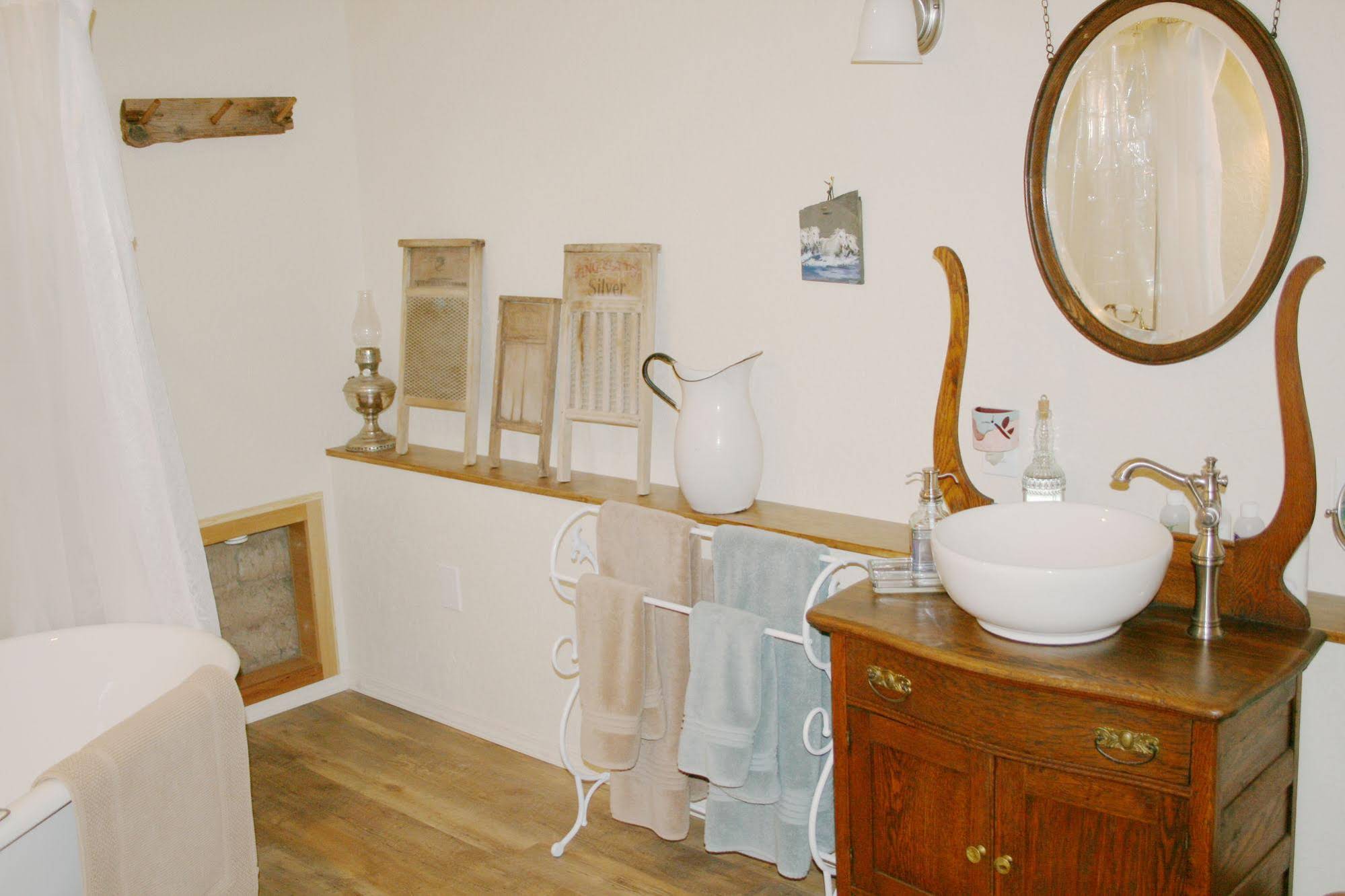 Red Horse Vineyard Bed & Breakfast