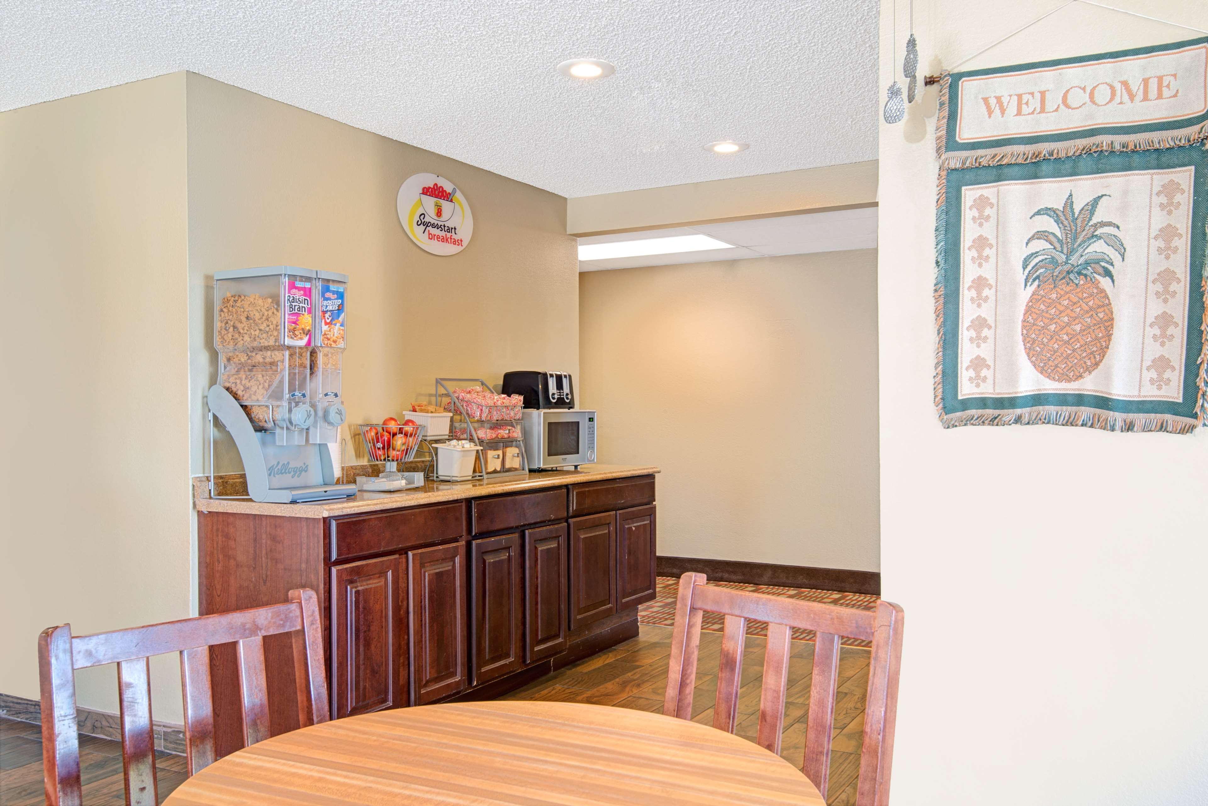 Super 8 by Wyndham Belen NM