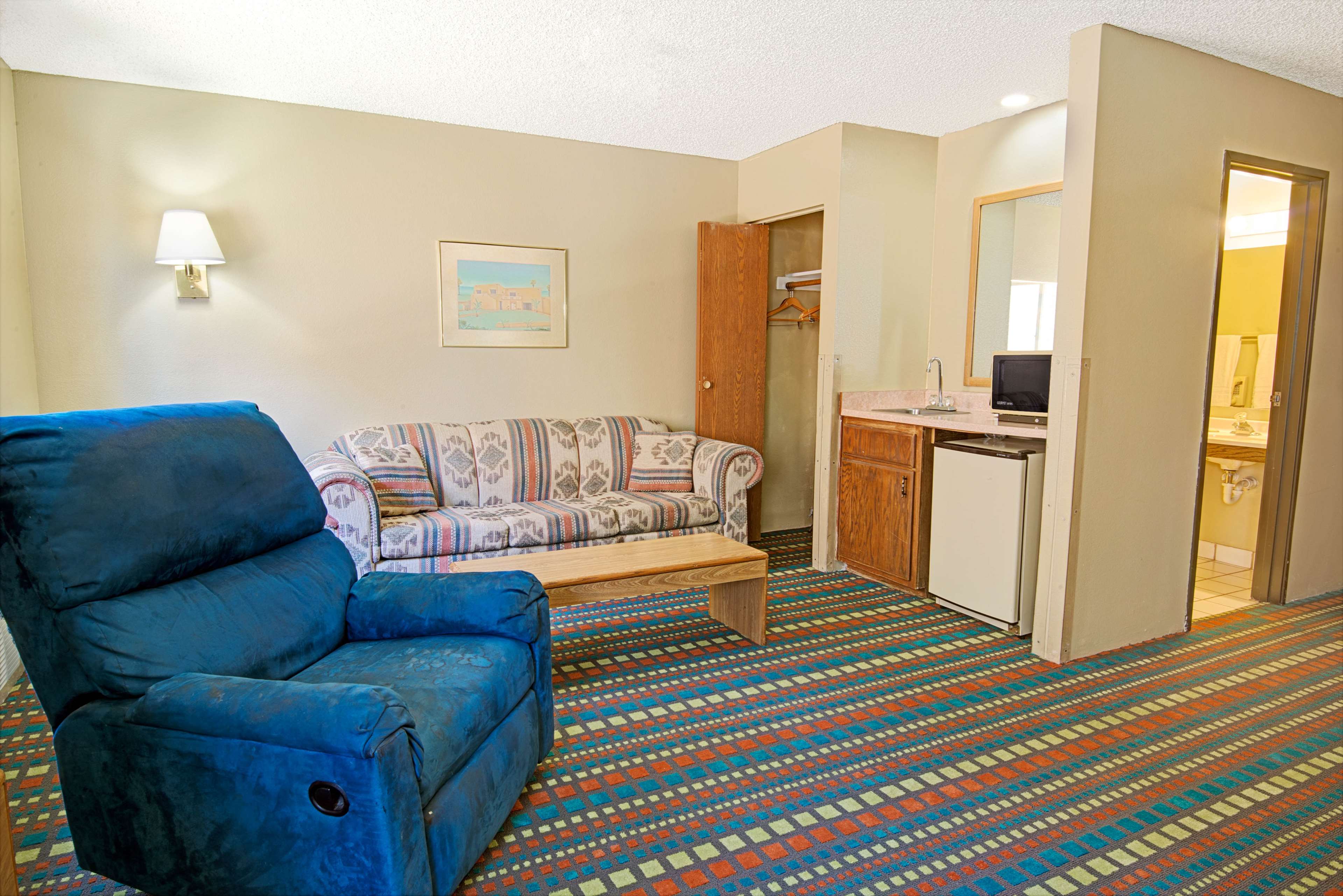 Super 8 by Wyndham Belen NM