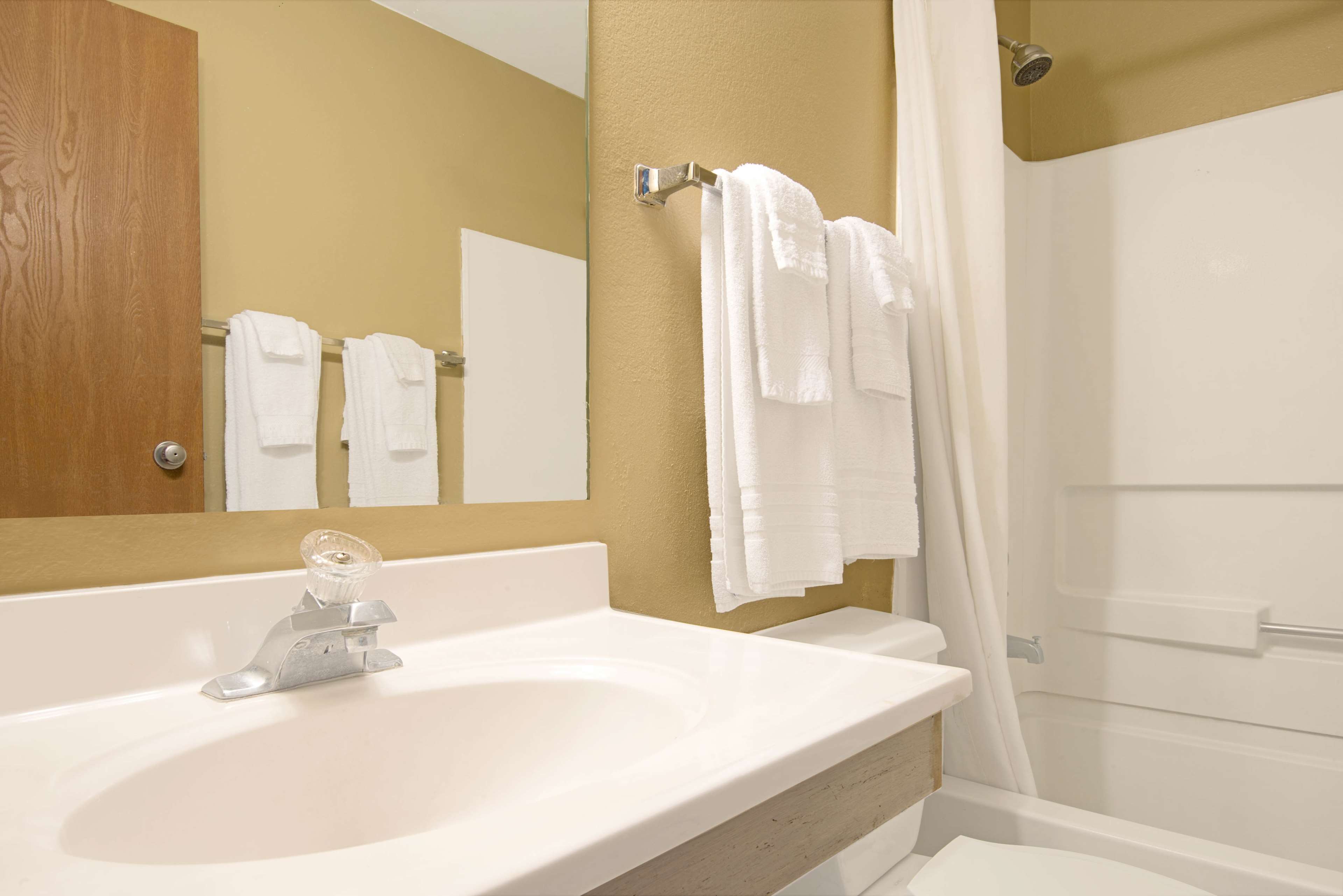 Super 8 by Wyndham Belen NM