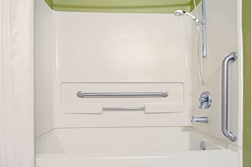 Super 8 by Wyndham Belen NM