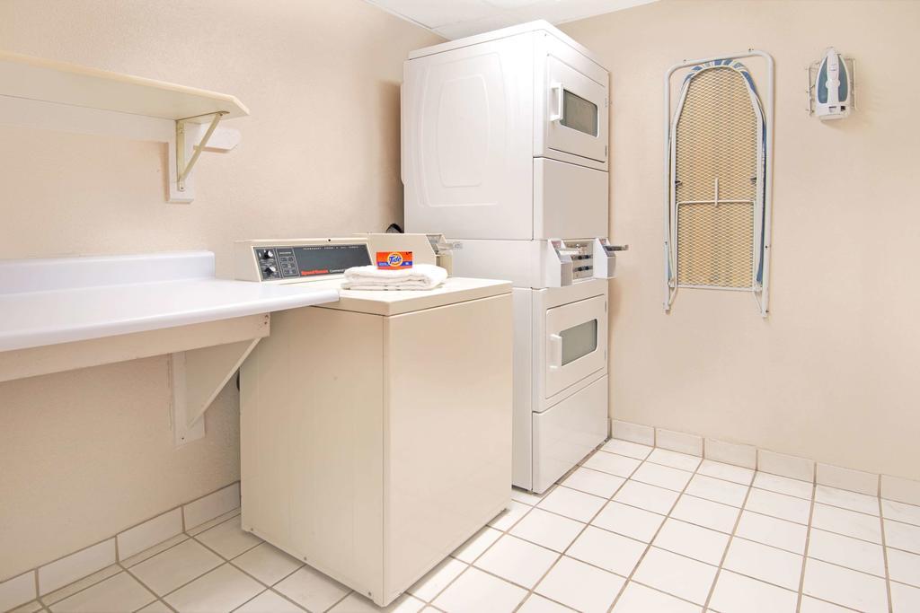 Super 8 by Wyndham Belen NM