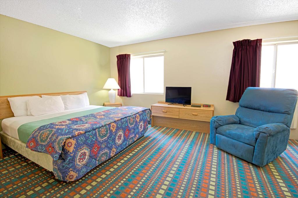 Super 8 by Wyndham Belen NM