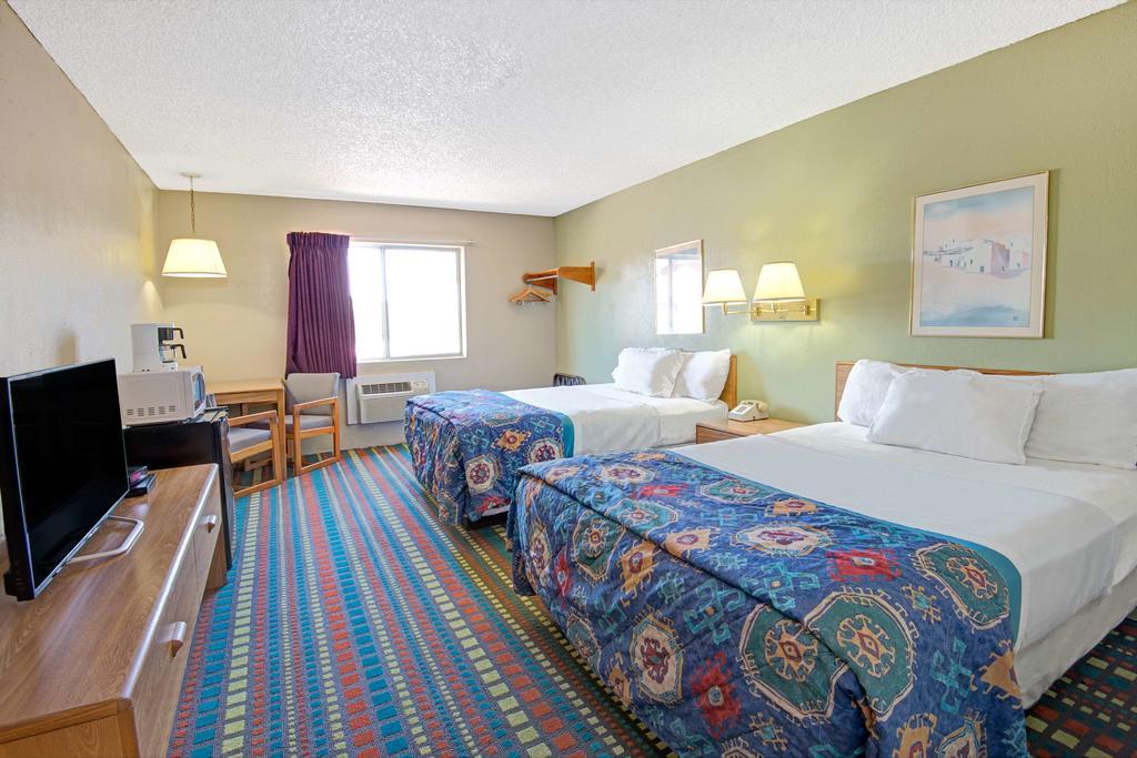 Super 8 by Wyndham Belen NM