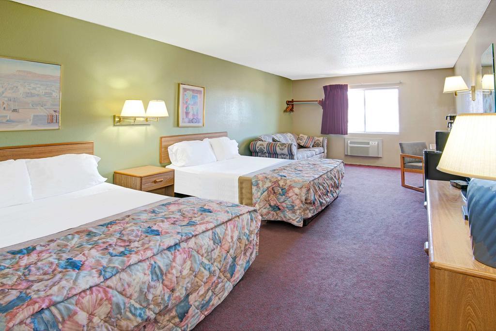 Super 8 by Wyndham Belen NM