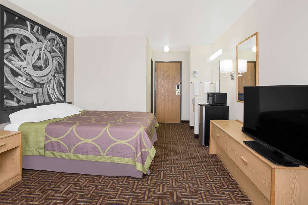 Super 8 by Wyndham Bloomfield