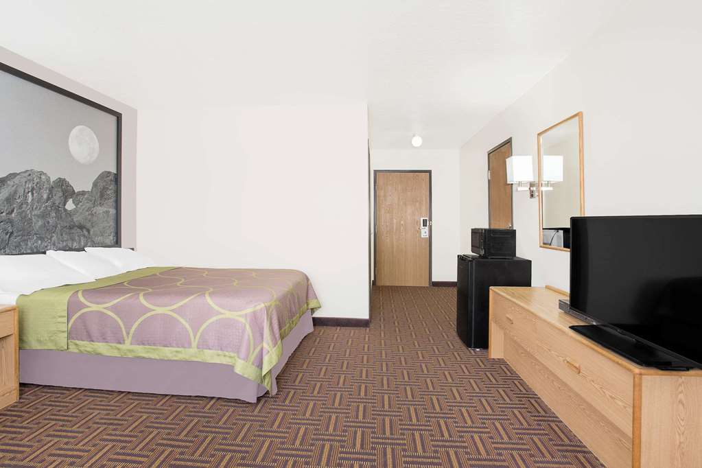 Super 8 by Wyndham Bloomfield