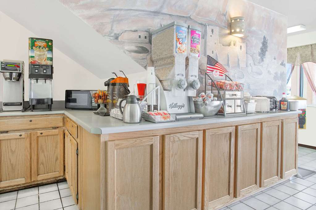 Super 8 by Wyndham Bloomfield