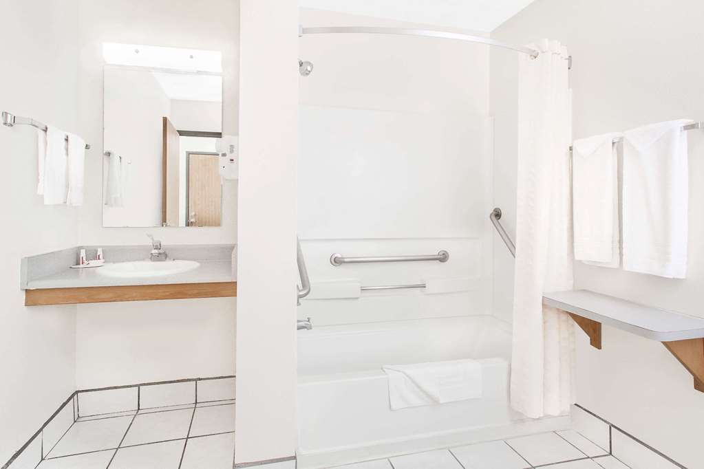 Super 8 by Wyndham Bloomfield