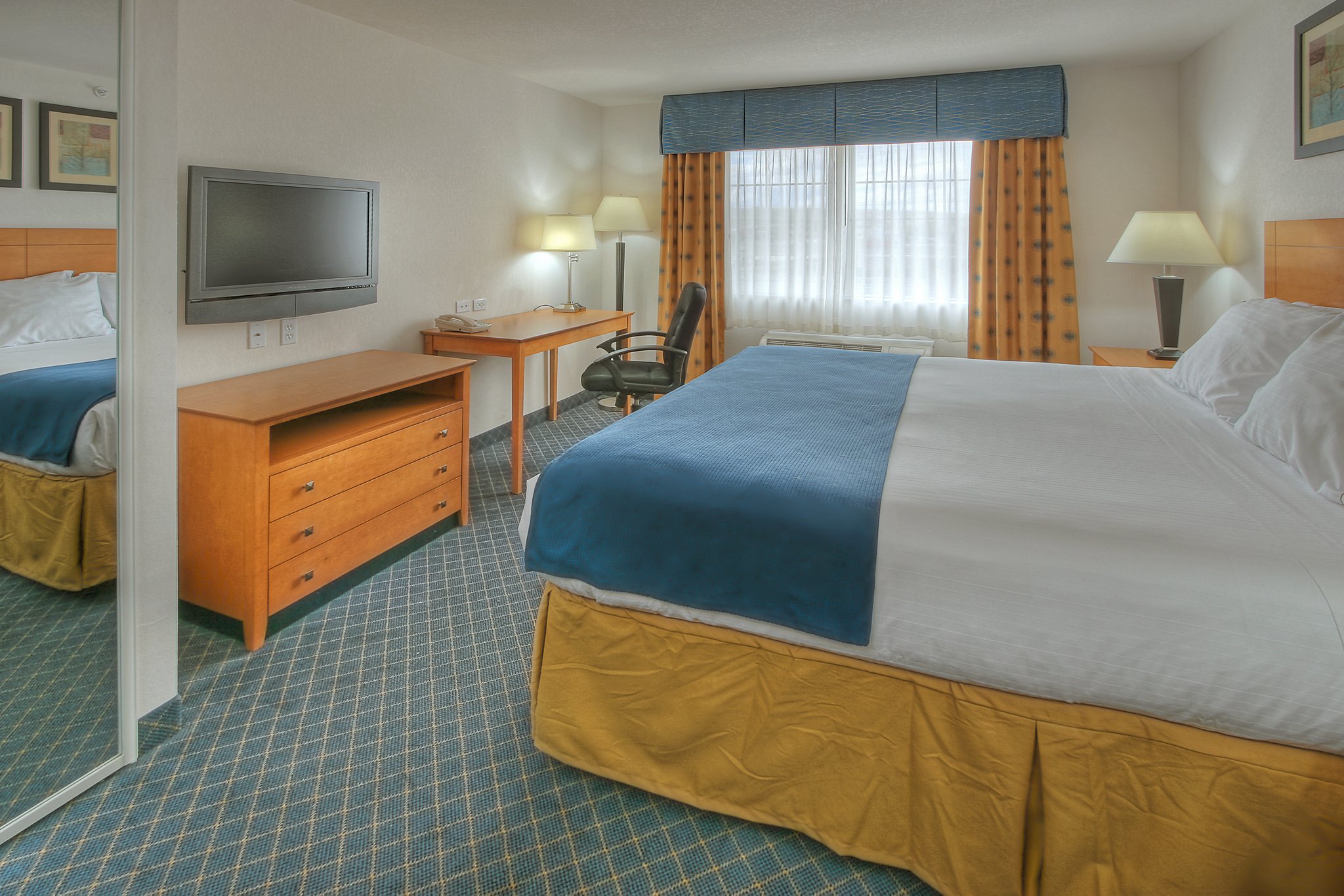 Holiday Inn Express Hotel & Suites Carlsbad