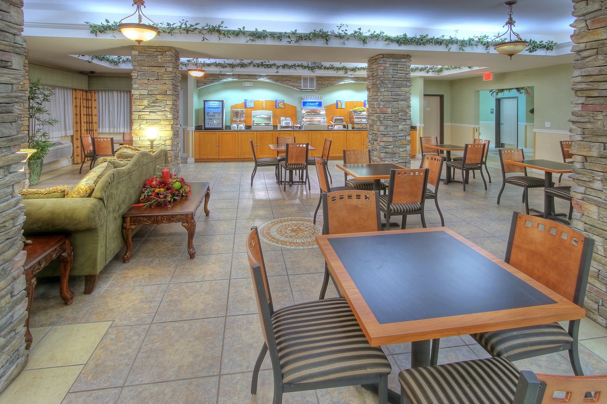 Holiday Inn Express Hotel & Suites Carlsbad