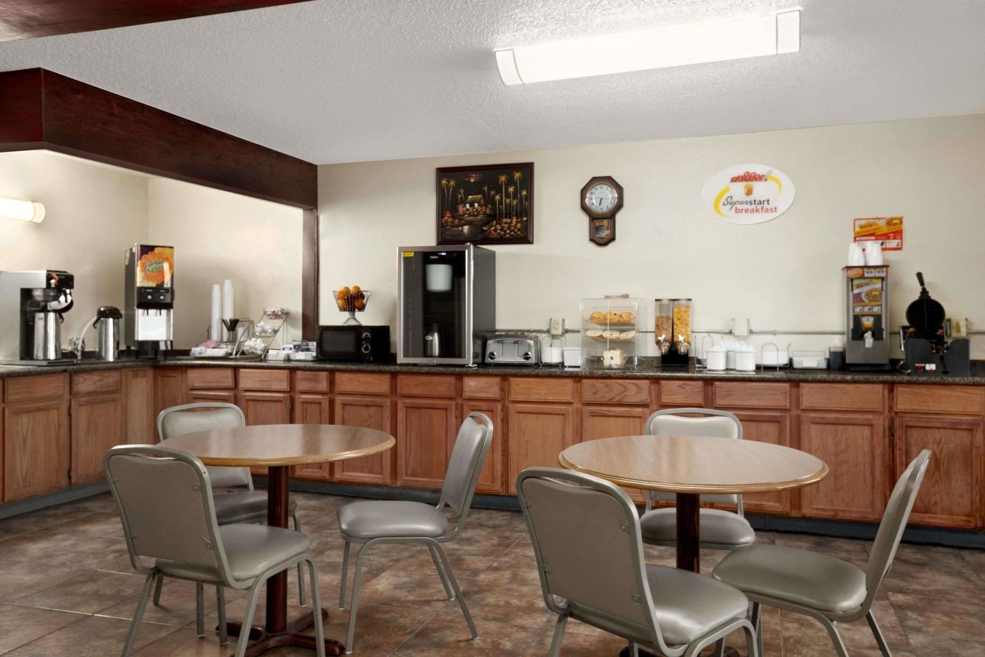 Super 8 by Wyndham Carlsbad