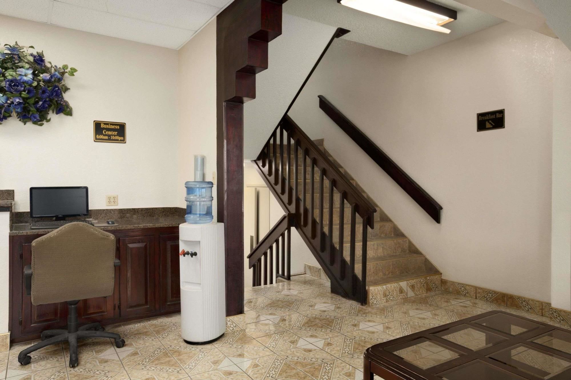 Super 8 by Wyndham Carlsbad