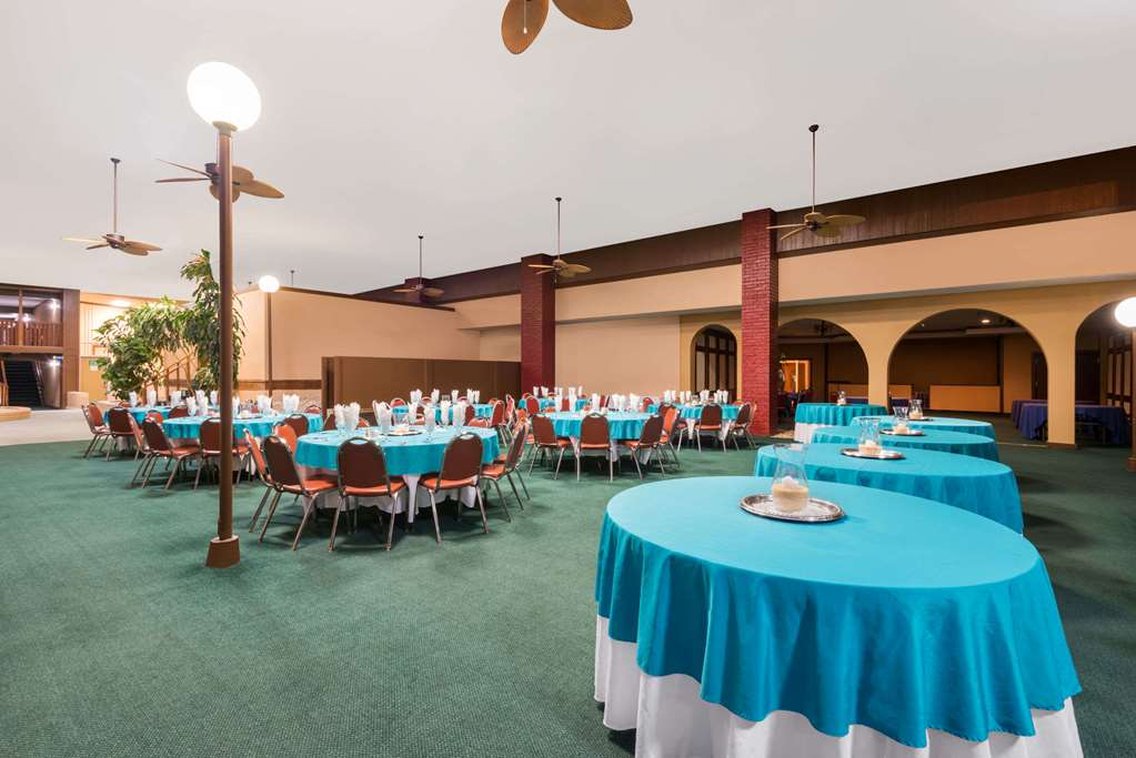 Days Inn & Suites by Wyndham Clovis