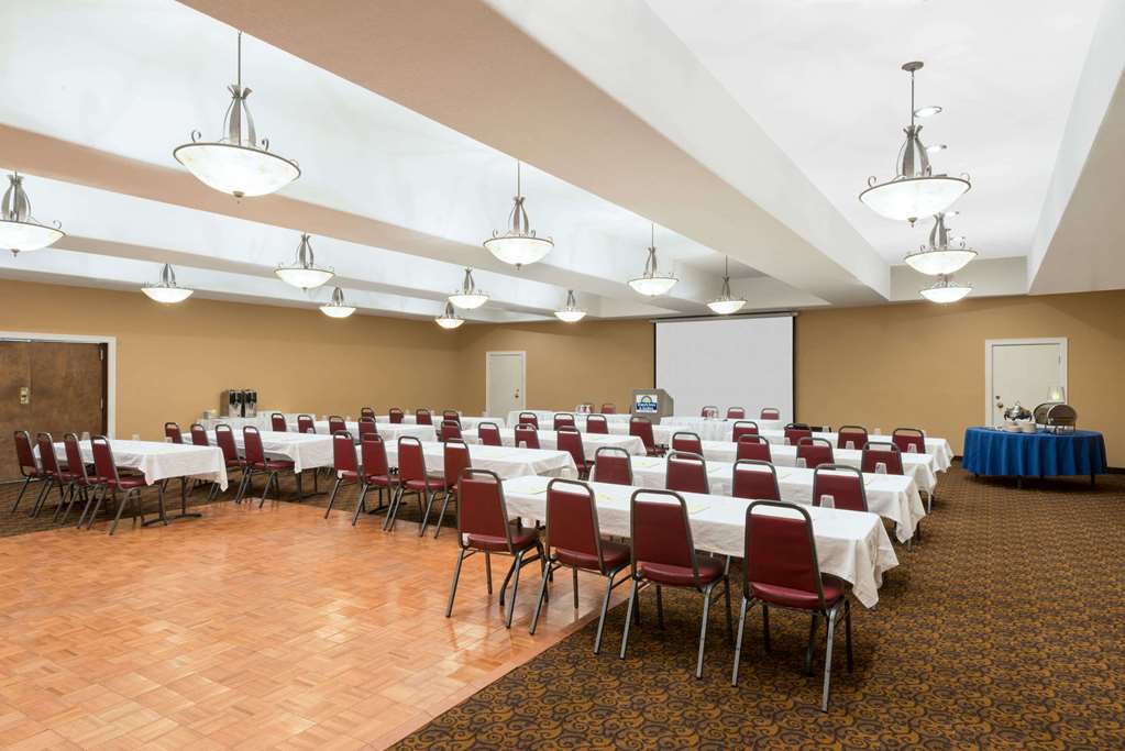 Days Inn & Suites by Wyndham Clovis