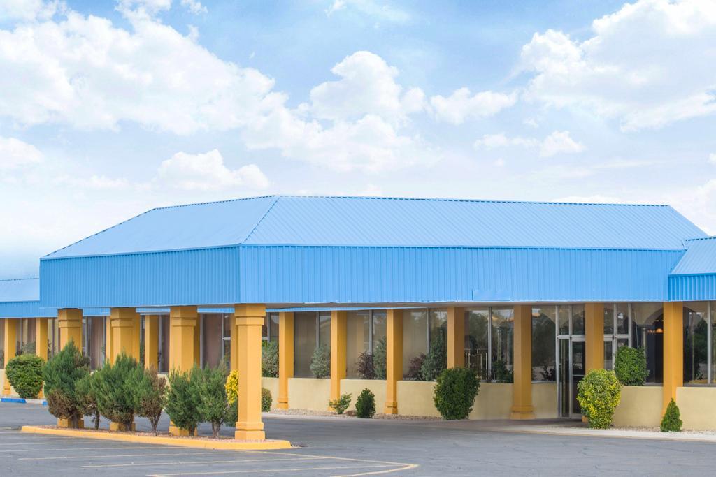 Days Inn & Suites by Wyndham Clovis