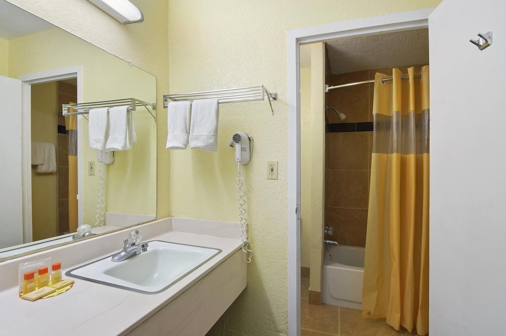 Days Inn & Suites by Wyndham Clovis