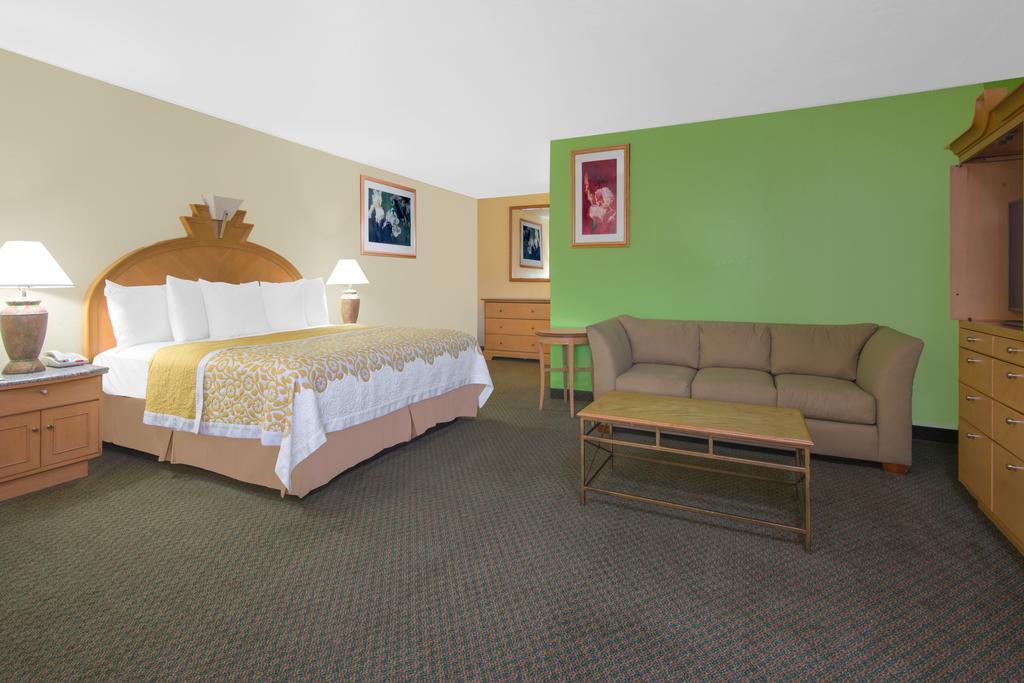Days Inn & Suites by Wyndham Clovis