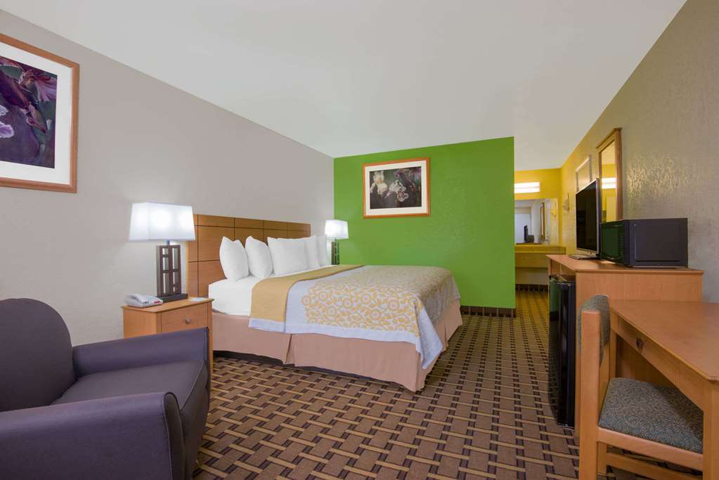 Days Inn & Suites by Wyndham Clovis