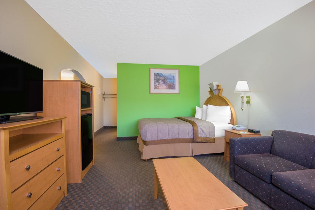 Days Inn & Suites by Wyndham Clovis