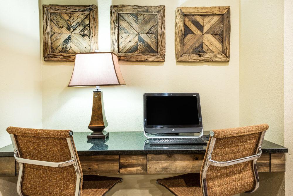 Super 8 by Wyndham Clovis