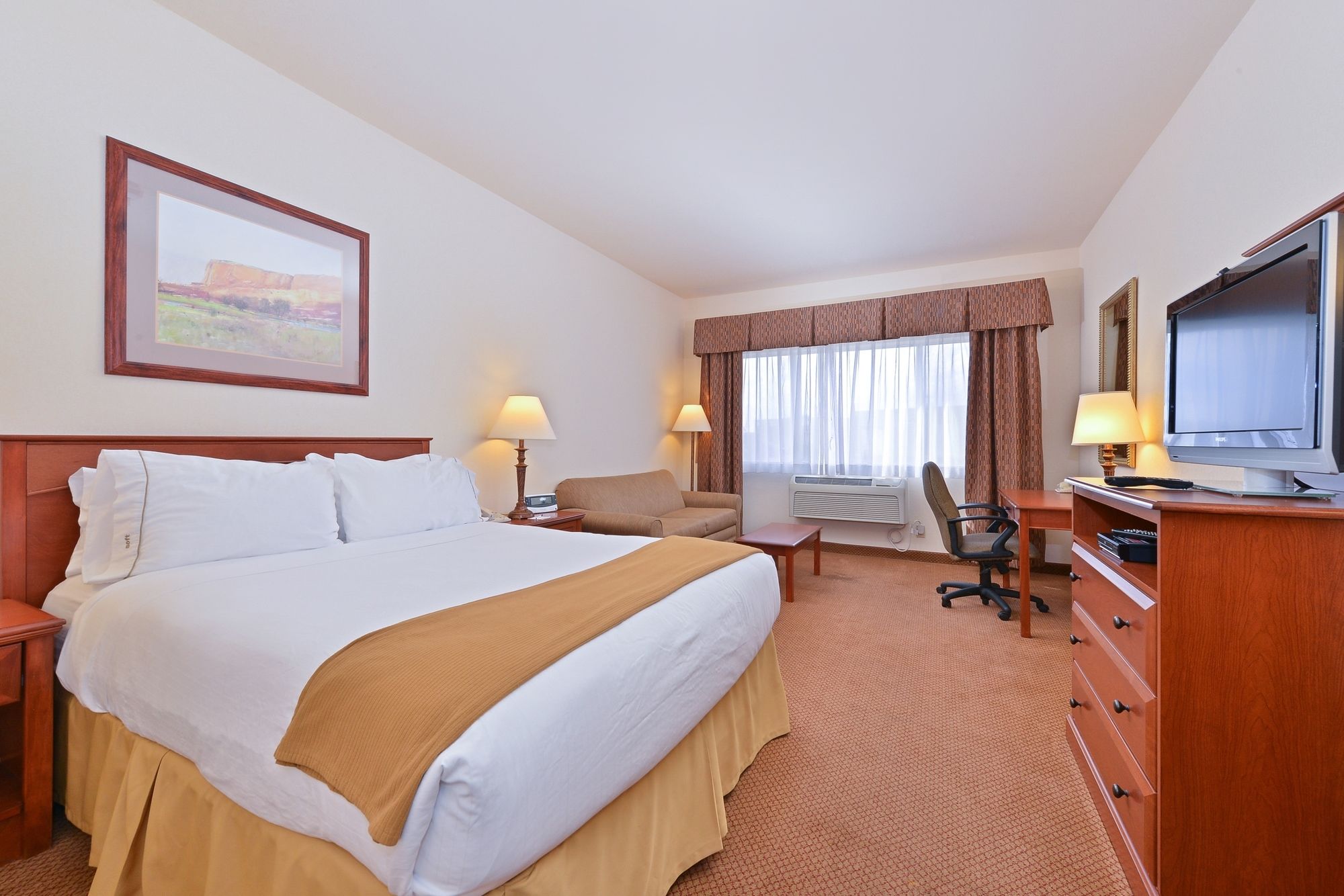 Holiday Inn Express & Suites Farmington Bloomfield