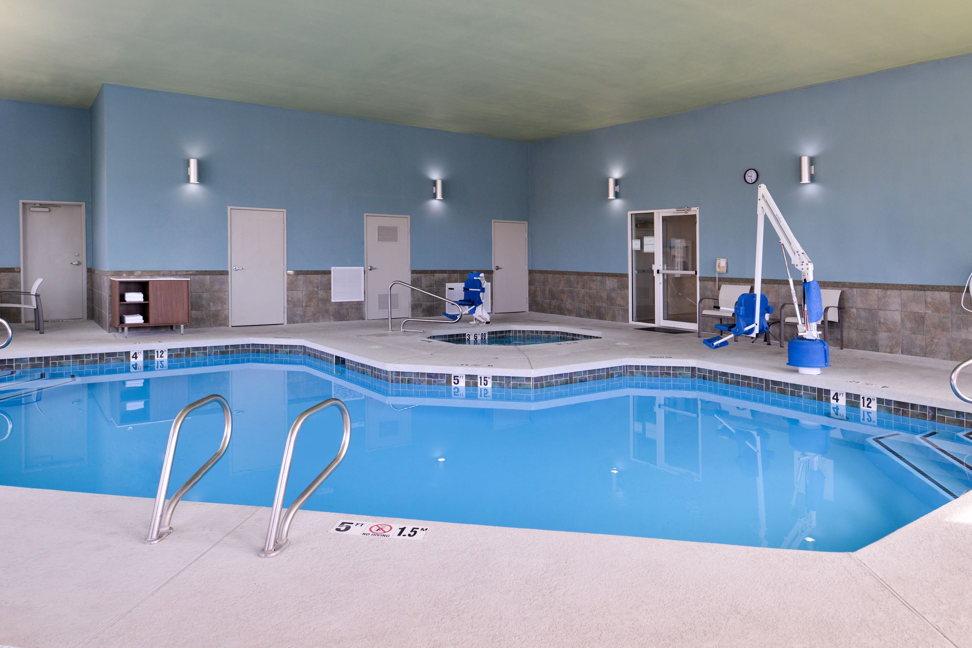 Holiday Inn Express & Suites Farmington Bloomfield