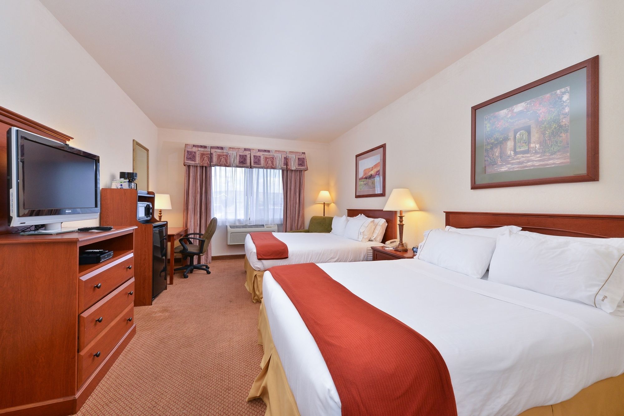 Holiday Inn Express & Suites Farmington Bloomfield