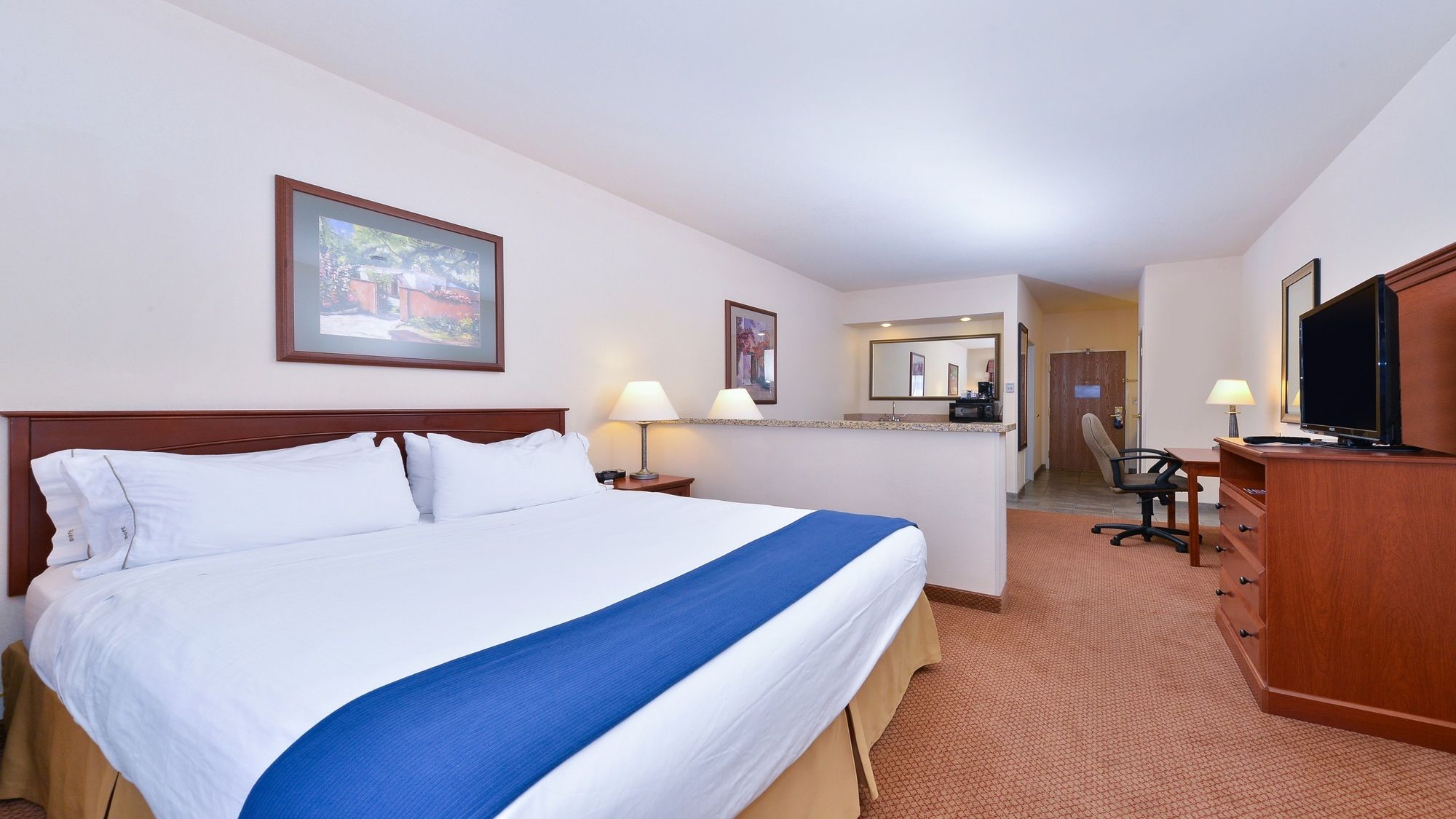 Holiday Inn Express & Suites Farmington Bloomfield