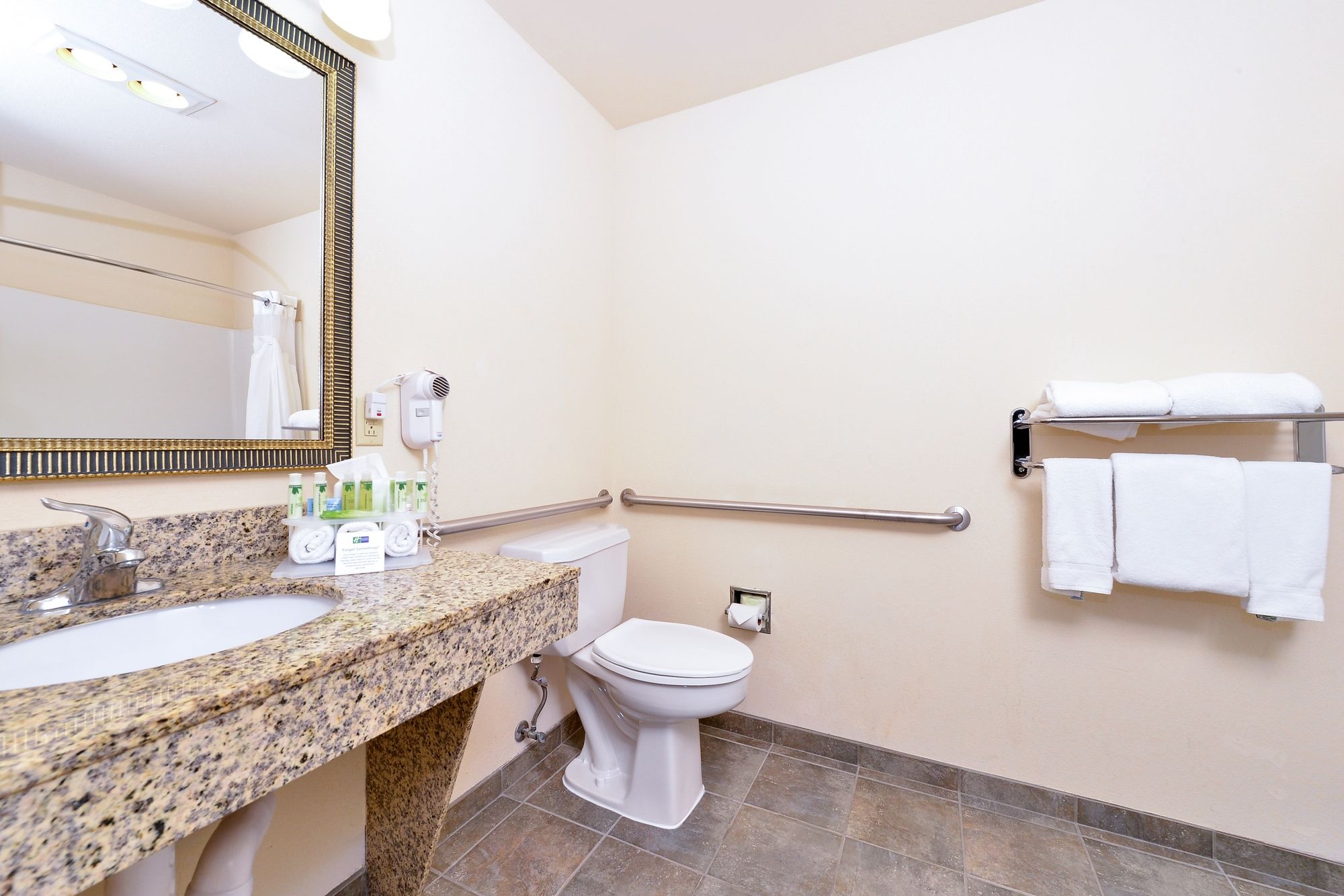 Holiday Inn Express & Suites Farmington Bloomfield