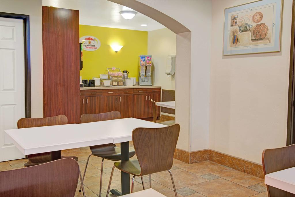 Super 8 by Wyndham Las Cruces/La Posada Lane