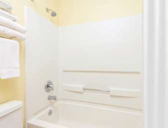 Super 8 by Wyndham Moriarty