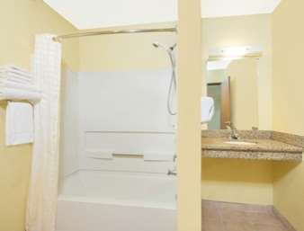 Super 8 by Wyndham Moriarty