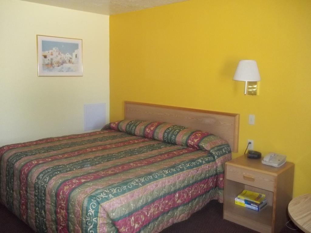 Super 8 by Wyndham Moriarty