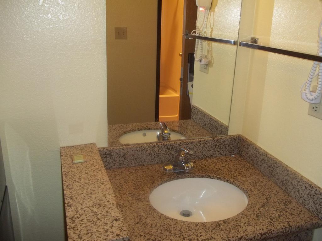 Super 8 by Wyndham Moriarty