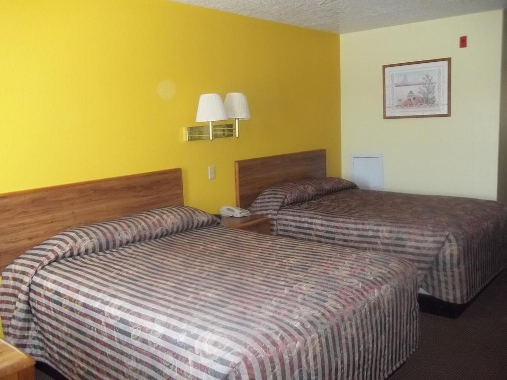 Super 8 by Wyndham Moriarty